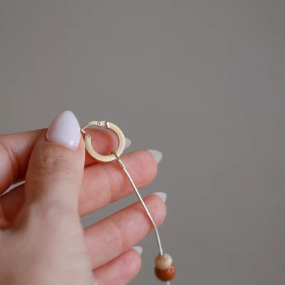 עגיל חישוק תלוי עם מוט זהב וחרוז ענבר